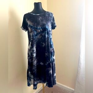 Tie-dye knee length tshirt dress w/pockets!! Available in sizes M-3Xl